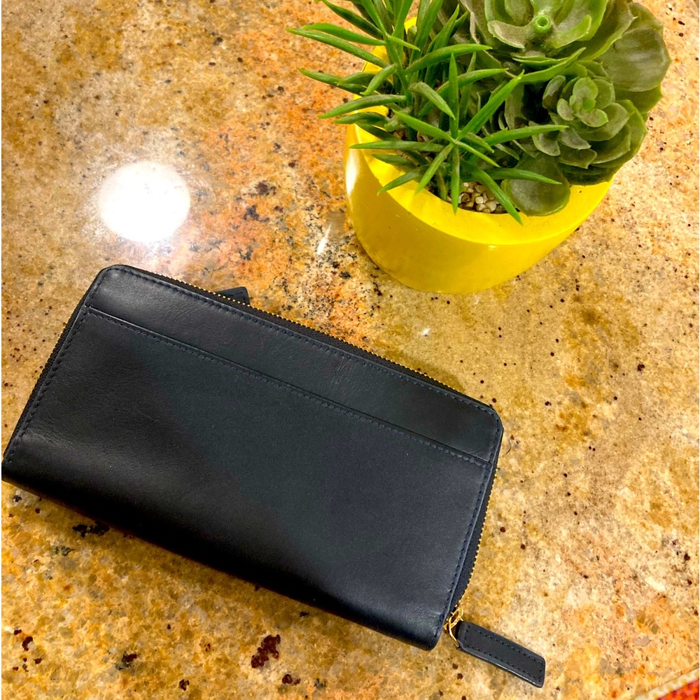 ROYCE NWTs navy leather RFP Zip top wallet